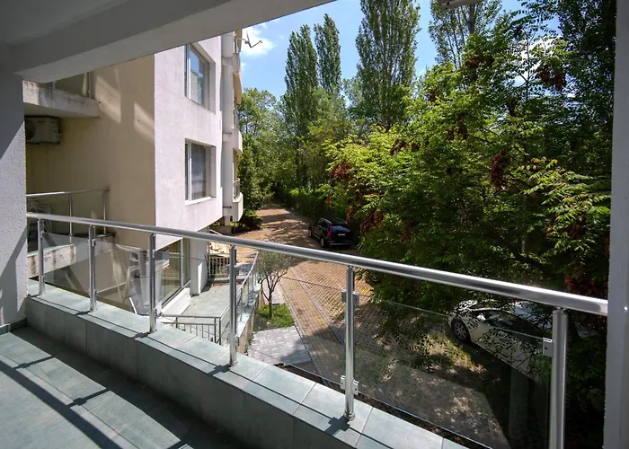 Apartment E 12 Yassen Hv